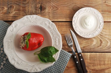 pirinç ve et ve ekşi krema ile doldurulmuş kırmızı biber