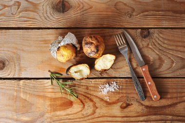 folyo ahşap arka plan üzerinde fırında patates 