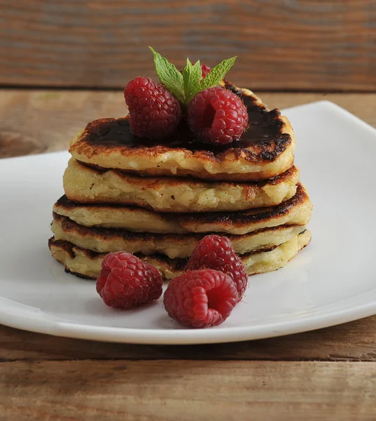 ahududu ve çikolata ile kalpleri şeklinde krep