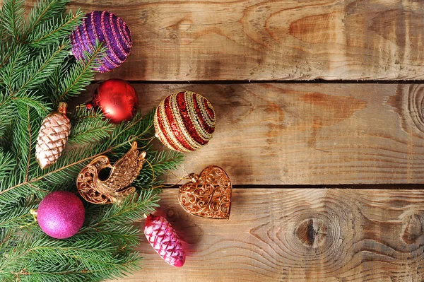 Juguetes de fondo de Navidad en el árbol de Navidad en respaldo de madera —  Fotos de Stock