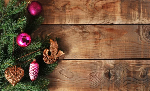 Juguetes de fondo de Navidad en el árbol de Navidad en respaldo de madera —  Fotos de Stock