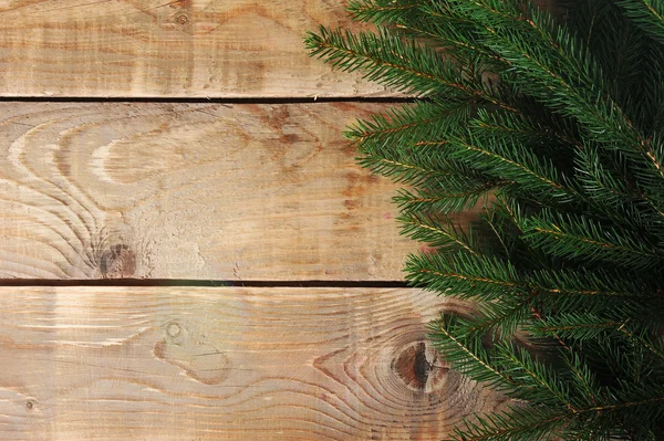 Χριστουγεννιάτικο φόντο - χριστουγεννιάτικο δέντρο σε φόντο ξύλινη — Φωτογραφία Αρχείου