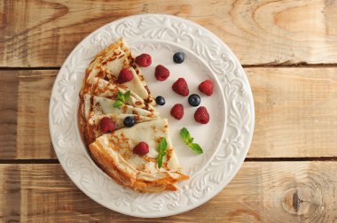 Krep yerken üzerine bir tabak ve meyveler - Ahududu ve yaban mersini, m