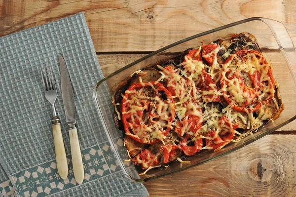 Berinjela assada e tomates com queijo e especiarias em prato de vidro — Fotografia de Stock