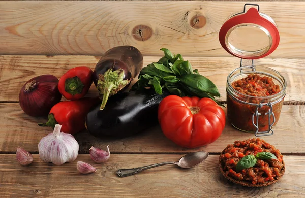 bir cam kavanoz malzemeler patlıcan havyar