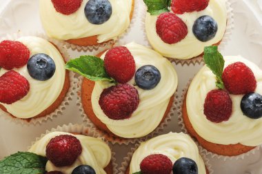 Ahududu ve bir plaka üzerinde yaban mersini ile kek