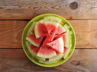 karpuz rustik ahşap adam bir tabağa dilimler halinde kesilmiş