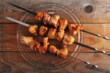 ateşte ızgara demir şiş üzerinde soğanlı tavuk kebabı