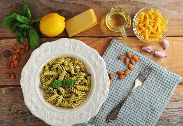 Espirales de pasta con queso, almendras y albahaca — Foto de Stock