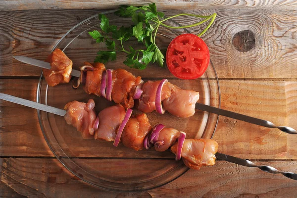 A hagymát, a nyársat vas nyers csirke kebab — Stock Fotó