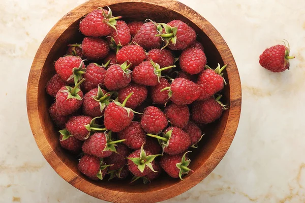 Färska hallon med en frukt stam — Stockfoto