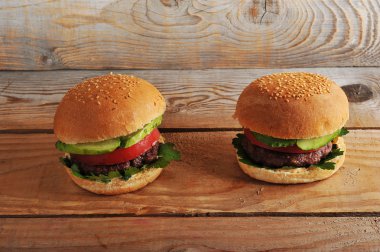 ahşap arka plan üzerinde iki hamburger