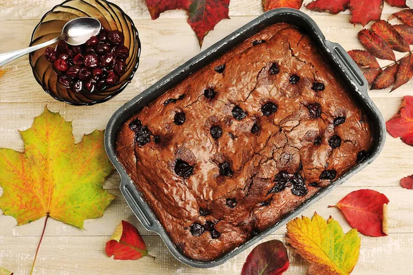 Torta Brownie Con Ciliegie Sfondo Legno Con Foglie Autunnali Vista — Foto Stock