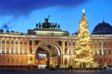 Aziz Petersburg, Rusya-10 Ocak 2021: Saint Petersburg 'daki Palace Square' de Noel ağacı