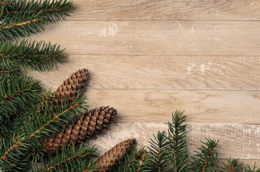 Noel arkaplanı, tahta arka planda Noel ağaçları ve koniler, üst manzara, boşluğu kopyala