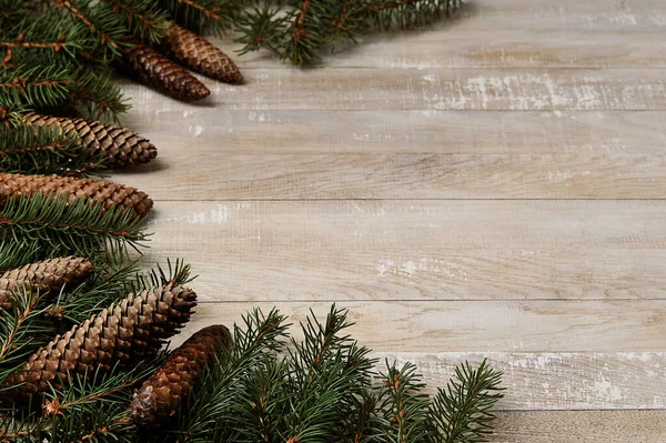 Weihnachten Hintergrund Mit Weihnachtsbäumen Und Zapfen Auf Holz Hintergrund — Stockfoto