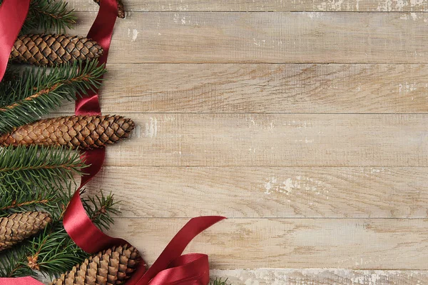 Vánoční Pozadí Vánoční Stromky Kornouty Červenou Stuhou Dřevěném Pozadí Horní — Stock fotografie