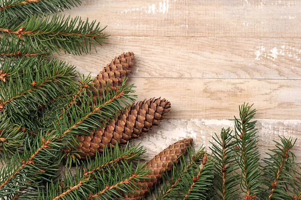 Fundo Natal Com Árvores Natal Cones Fundo Madeira Vista Superior — Fotografia de Stock