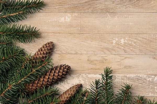 Weihnachten Hintergrund Mit Weihnachtsbäumen Und Zapfen Auf Holzgrund Draufsicht Kopierraum — Stockfoto