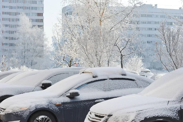 Economisch Autoverhuur Sneeuw Een Zonnige Winterdag — Stockfoto