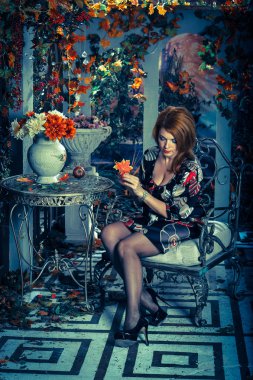 bir buket ve Apple ile sonbahar e bir masada oturan kız