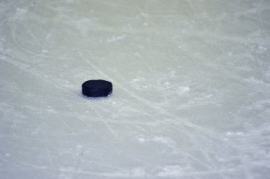 buz pateni pisti üzerinde siyah Hokey diski