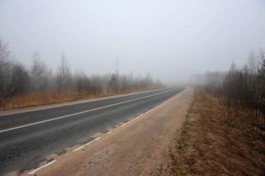 Sisin içinde sonbahar yolu