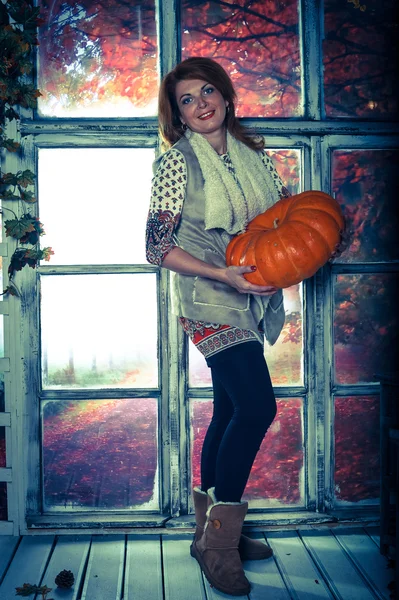 Chica en la atmósfera de otoño y calabaza —  Fotos de Stock