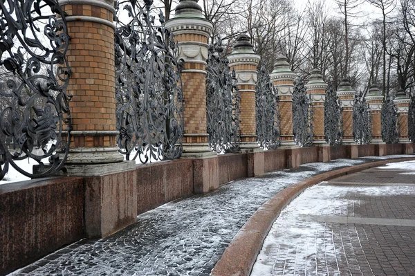 Kute ogrodzenia ogrodu Filharmoniczne, St. Petersburg, — Zdjęcie stockowe