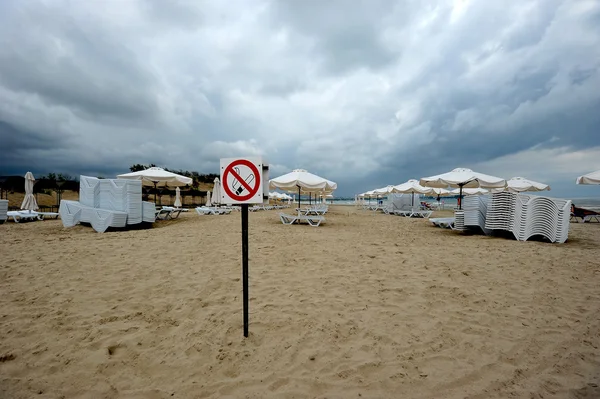 Znak, że palenie jest zabronione na bezludnej plaży w mieście Anapa — Zdjęcie stockowe