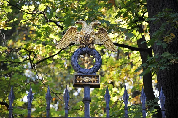 Zweiköpfige Adlerskulptur auf dem Zaun des Jugendstilparks — Stockfoto