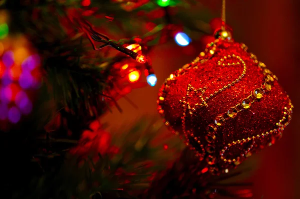 Juguetes en el árbol de Navidad —  Fotos de Stock