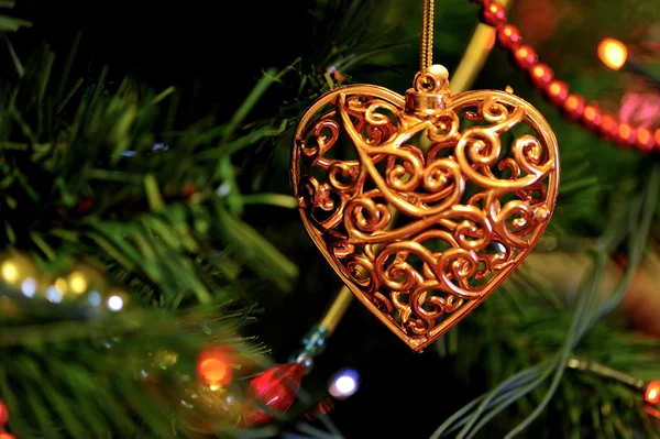 Juguetes en el árbol de Navidad —  Fotos de Stock