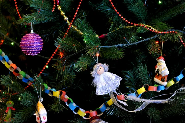 Juguetes en el árbol de Navidad —  Fotos de Stock