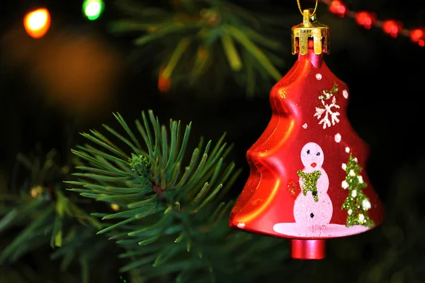 Juguetes en el árbol de Navidad — Foto de Stock