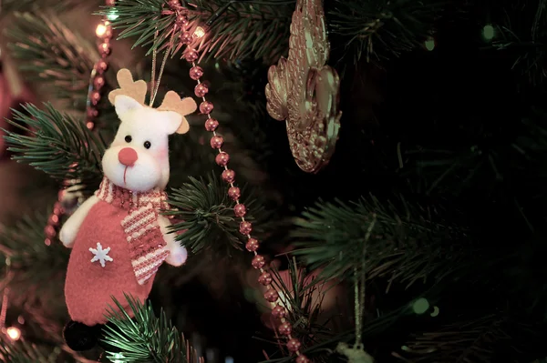 Juguetes en el árbol de Navidad —  Fotos de Stock