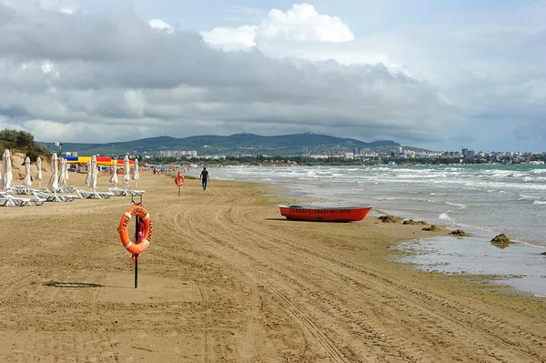 Песчаный пляж с лодкой и спасательным кругом в Анапе — стоковое фото