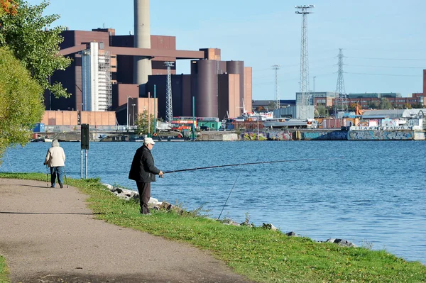Un vieil homme pêchant dans le centre d'Helsinki, Finlande — Photo