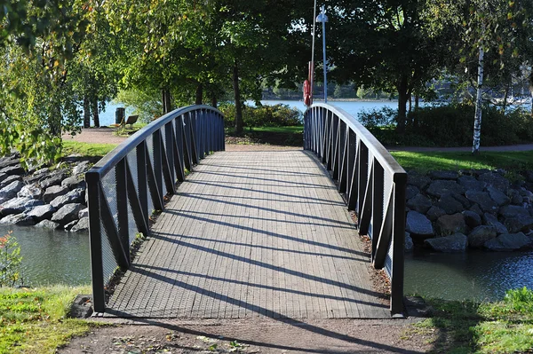 가 헬싱키의 공원에 아름 다운 다리 — 스톡 사진