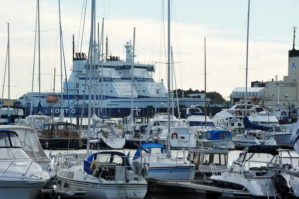 Helsinki, Finlandia, 28 de septiembre: amarre Marina en el centro de H —  Fotos de Stock