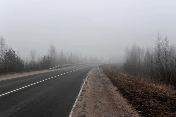 Herfstweg in de mist — Stockfoto