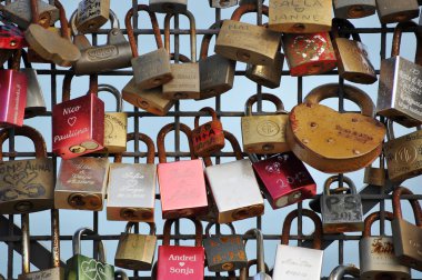 kilit-kalp bir kafes köprü