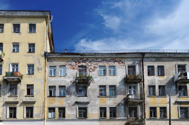 Tipik Stalinist Empire St. Petersburg'da eski evde stil wi