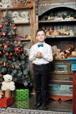 Hediyeler ile Noel ağacı Noel çocuğu