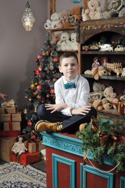 Hediyeler ile Noel ağacı Noel çocuğu