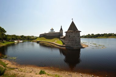 Pskov eski Kremlin kuleleri