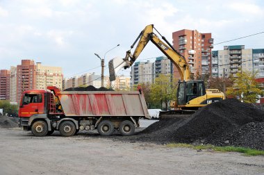 St. Petersburg, Rusya Federasyonu - 19 Eylül: sarı Ekskavatör yükler IB