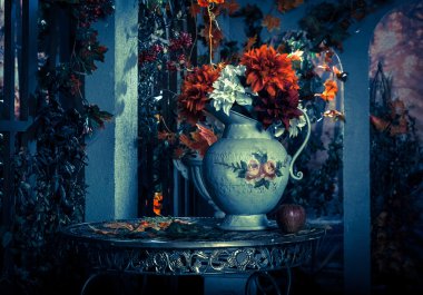 sonbahar natürmort vazo ile masaya çiçek