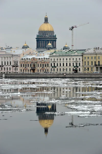 St. Isaac's Cathedral and the construction crane is reflected in — Stock Photo, Image