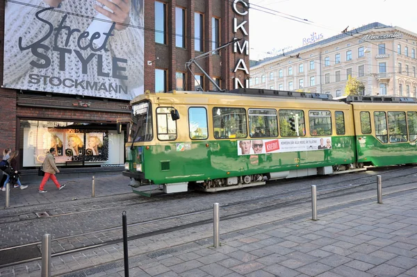Helsinki, Finlande, 28 septembre : tram vert et vie urbaine cente — Photo
